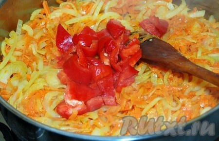 Сладкий перец очистить от семян и нарезать некрупными кусочками. Добавить к моркови с луком.