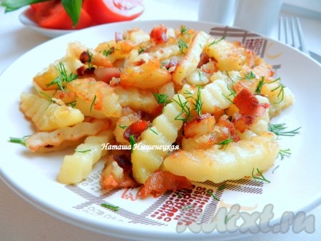 жареная картошка с луком и чесноком