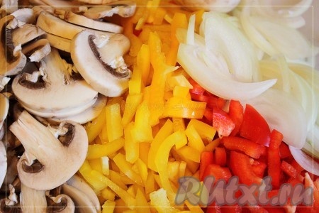 Сладкий болгарский перец вымыть, очистить от семян и плодоножки, нарезать небольшими кусочками. Если у вас нет перца, то можно приготовить начинку и без него, будет также вкусно, но перец здесь придаёт яркость нашей грибной начинке. Лук очистить, нарезать полукольцами. Шампиньоны нарезать пластинками.
