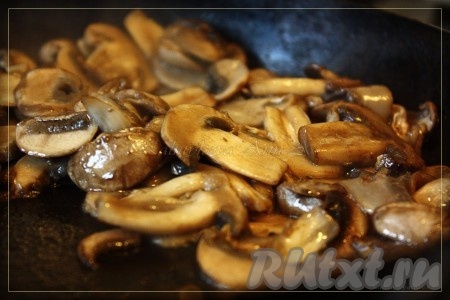 Обжарить грибы на растительном масле на среднем огне, помешивая, в течение 8-10 минут.
