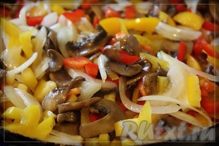 К шампиньонам добавить лук и болгарский перец, готовить овощи с грибами до прозрачности лука, не забывая периодически помешивать.
