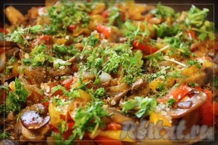 В конце посолить, поперчить и добавить рубленную зелень, перемешать, снять с огня и дать остыть.