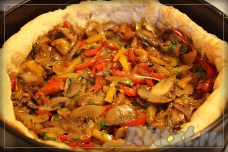 Достать форму со слоёным тестом из духовки, уменьшить температуру до 180 градусов. На тесто выложить начинку из шампиньонов с луком и перцем.
