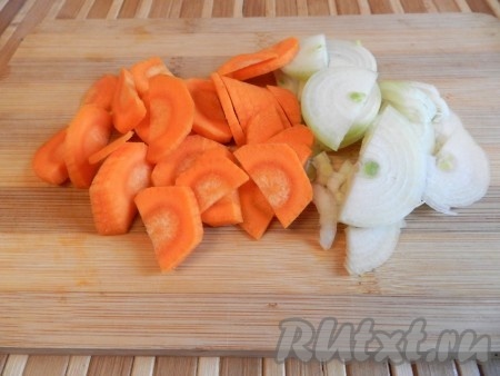Лук и морковь очистить и нарезать.
