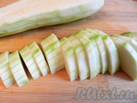 Очистить и нарезать кабачок.