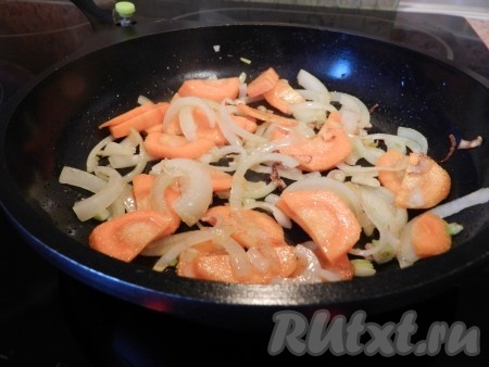 Лук и морковь немного обжарить на растительном масле.