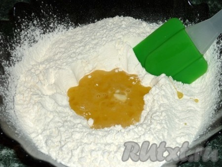 Муку просеять, сделать в ней углубление и влить туда яйца, смешанные с молоком.