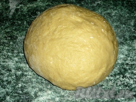 Добавить соль и сахар, замесить крутое тесто. Отправить в холодильник на 30 минут.