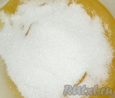 Приготовить карамель. Мед и сахар положить в небольшую кастрюлю и варить на медленном огне до получения однородной, не очень густой массы. 