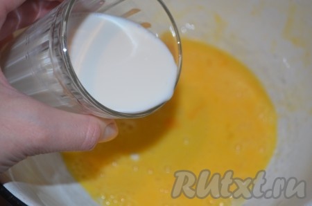 Взбить венчиком яйца, добавить молоко.