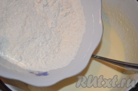 В отдельной посуде смешать просеянную муку, разрыхлитель, соль, сахар, ванилин, постепенно добавить к жидким ингредиентам, перемешивая венчиком.