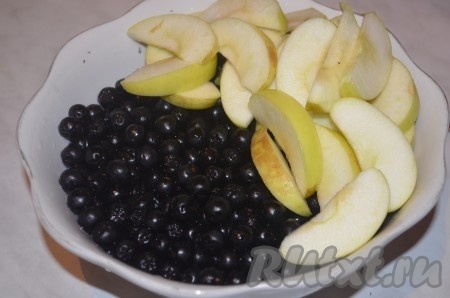 Черноплодную рябину тщательно промыть, яблоки нарезать крупными ломтиками.