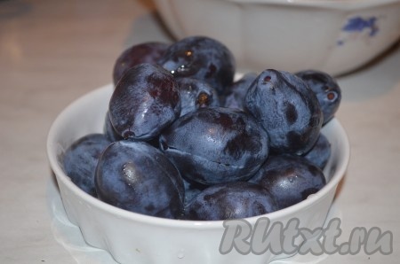 Сливы помыть. При желании можно удалить косточки.