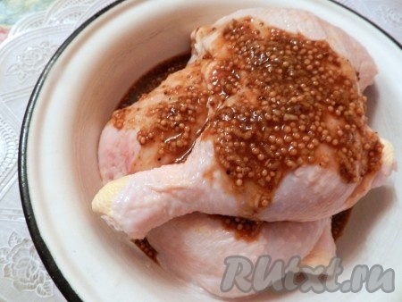 Залить получившимся маринадом куриные окорочка и оставить мариноваться на 1 час. За это время перевернуть окорочка 1-2 раза, чтобы они равномерно промариновались.