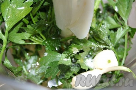 Пока рыба запекается в духовке, приготовить соус. Для этого поместить в блендер петрушку, чеснок, перец, соль и оливковое масло. Все взбить.