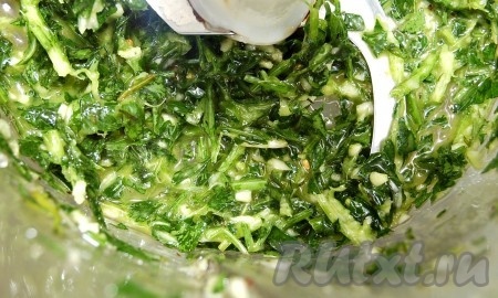 Пока рыба запекается в духовке, приготовить соус. Для этого поместить в блендер петрушку, чеснок, перец, соль и оливковое масло. Все взбить.