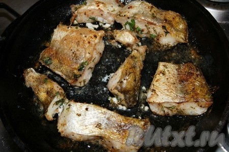 Готовую рыбу достать из духовки.