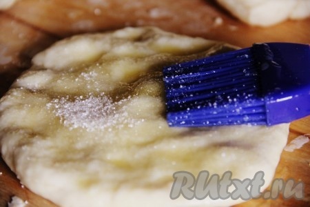 Каждую часть размять руками в лепешку, которую смазать растопленным сливочным маслом и посыпать обильно сахаром.