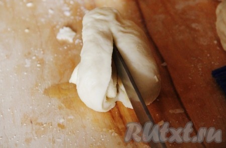 Лепешку скрутить в рулет и сложить пополам. Ножиком сделать надрез, не доходя до краев.