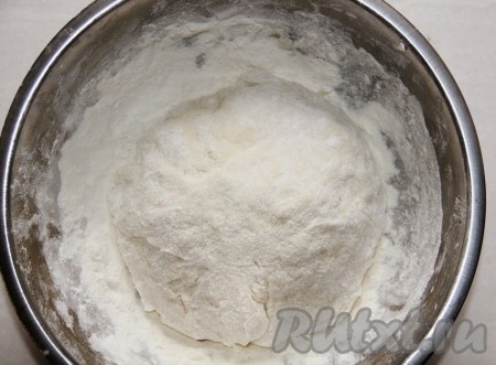 В теплой (не более 40 градусов) воде развести дрожжи, добавить соль, сахар и растительное масло. Постепенно всыпать муку и замесить однородное, эластичное тесто. Накрыть его полотенцем и отправить в теплое место на 30-40 минут.&nbsp;
