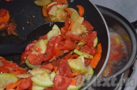 Затем добавить тушеные овощи, варить суп 10 минут.