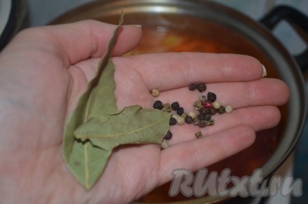Добавить в кастрюлю лавровый лист и перец горошком.