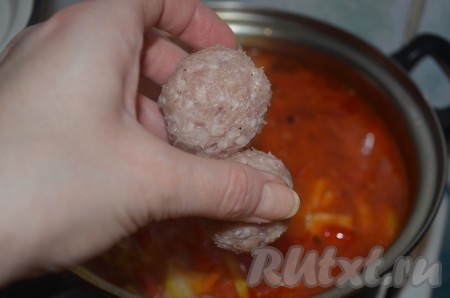 Из фарша и риса сделать фрикадельки, опустить их в овощной суп, варить еще 10 минут до готовности.