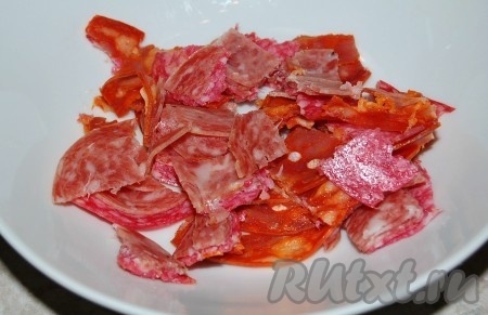 Нарезать колбасу небольшими кусочками произвольной формы.