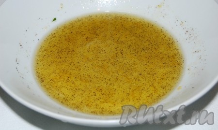 Приготовить все составляющие маринада, смешать их в одной миске. Дополнительно по вкусу можно добавить сахар.