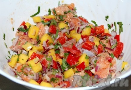 Залить овощи с рыбой  маринадом и убрать мариноваться в прохладное место на 30 минут.
