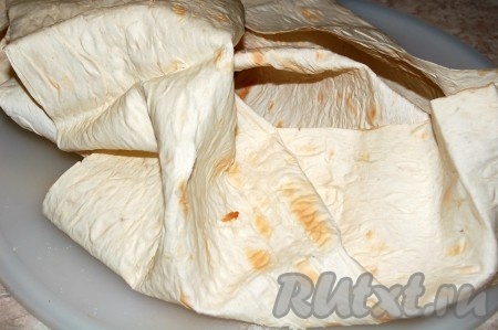 Подготовить лаваш. У меня был длинный лаваш в виде рулета (больше 1 метра в длину), я его разрезала ножницами на нужные мне листы.