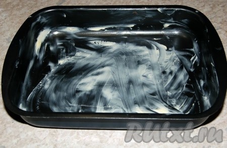 Форму для выпечки смазать сливочным маслом.