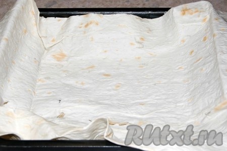 Выстелить форму изнутри листом лаваша таким образом, чтобы края лаваша свисали за пределы формы.