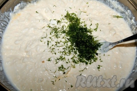 Перемешать творожно-сырную массу, по желанию, в неё можно добавить мелко нарезанный укроп. Посолить, если будет необходимость.