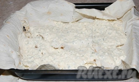 Выложить оставшуюся начинку и разровнять её по всей поверхности.