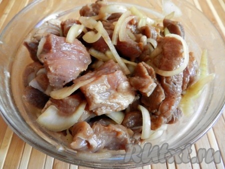 Свинину вымыть, обсушить. Лук нарезать полукольцами. Для приготовления маринада смешать соевый соус, бальзамический уксус и оливковое масло. Мясо смешать с луком, залить маринадом, посыпать черным молотым перцем, перемешать и оставить мариноваться на ночь.