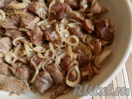 В сковороде разогреть растительное масло, обжарить мясо до румяной корочки, постоянно помешивая.