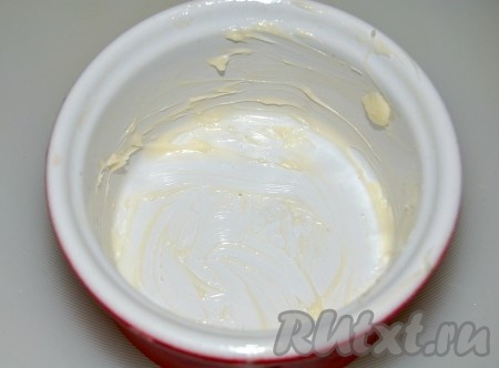 Взять формочку и смазать изнутри сливочным маслом. Формочки подойдут любые, включая формочки для выпечки кексов и маффинов.