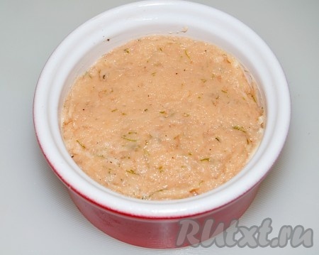 Почти полностью заполнить формочки массой из лосося.