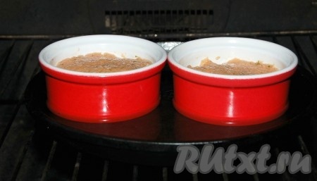 Отправить формочки с муссом из лосося в заранее нагретую до 180 градусов духовку на 20 минут.