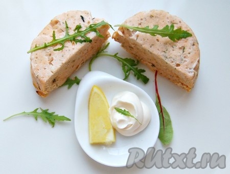 Сервировать мусс из лосося, дополнительно можно подать соус - майонез, лимон, зелень. Этот рецепт поразит Вас прекрасным вкусом получившегося блюда. 