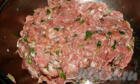 По желанию, добавить в фарш мелко нарезанную зелень. Посолить и приправить фарш чёрным молотым перцем по вкусу. Тщательно вымесить фарш, а затем отбить его об миску (брать фарш в руки и бросать его в миску с небольшой высоты, повторяя эту процедуру не менее 7 раз). Отбивание - это специальный приём, с помощью которого повышаются связующие свойства фарша и сформированные котлеты не разваливаются во время жарки.