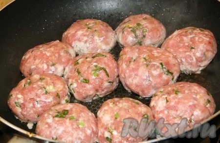 Сформировать не очень большие мясные котлеты из свиного фарша. В сковороду налить растительное масло, хорошо его разогреть. В хорошо разогретую сковороду поместить котлетки из свиного фарша.
