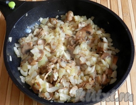 На растительном масле обжарить лук и грибы, посолить и поперчить.