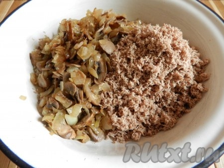 Отварное мясо пропустить через мясорубку или блендер, смешать с обжаренными грибами с луком. Если начинка кажется вам слишком сухой, можно добавить 1 столовую ложку сметаны.