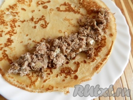 Приготовленную начинку выкладывать на блин и сворачивать блин рулетом.