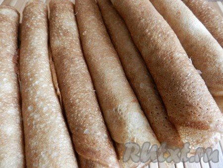 Приготовленную начинку выкладывать на блин и сворачивать блин рулетом.