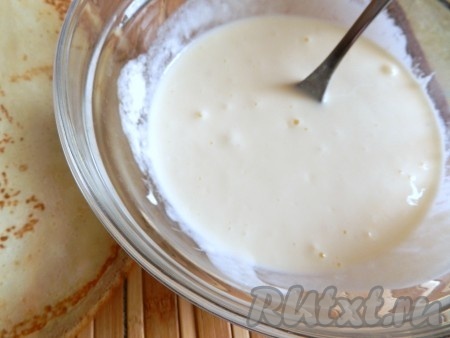 Для заливки яйца слегка взбить, добавить сметану и перемешать.