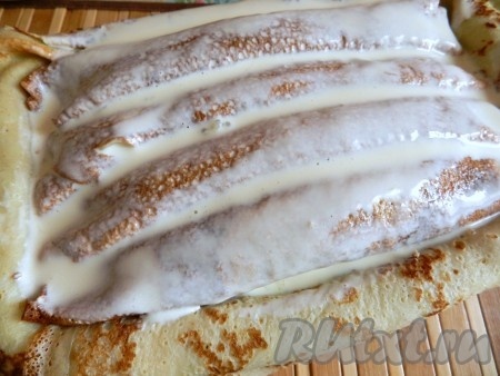 Залить заливкой, проливая каждый блинный слой.