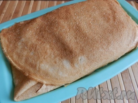 Накрыть пирог свисающими краями блинов. Смазать тонким слоем заливки.